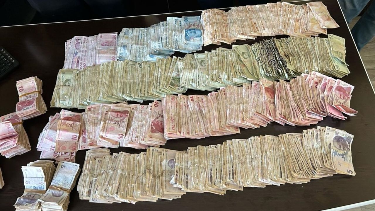 Antalya'da Dilencilik Yapan Kadının Üzerinden 45 Bin 600 Lira Çıktı