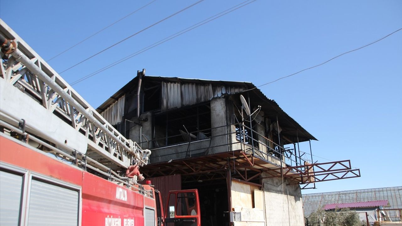 Antalya'da Evde Yangın: Bir Kişi Yaralandı