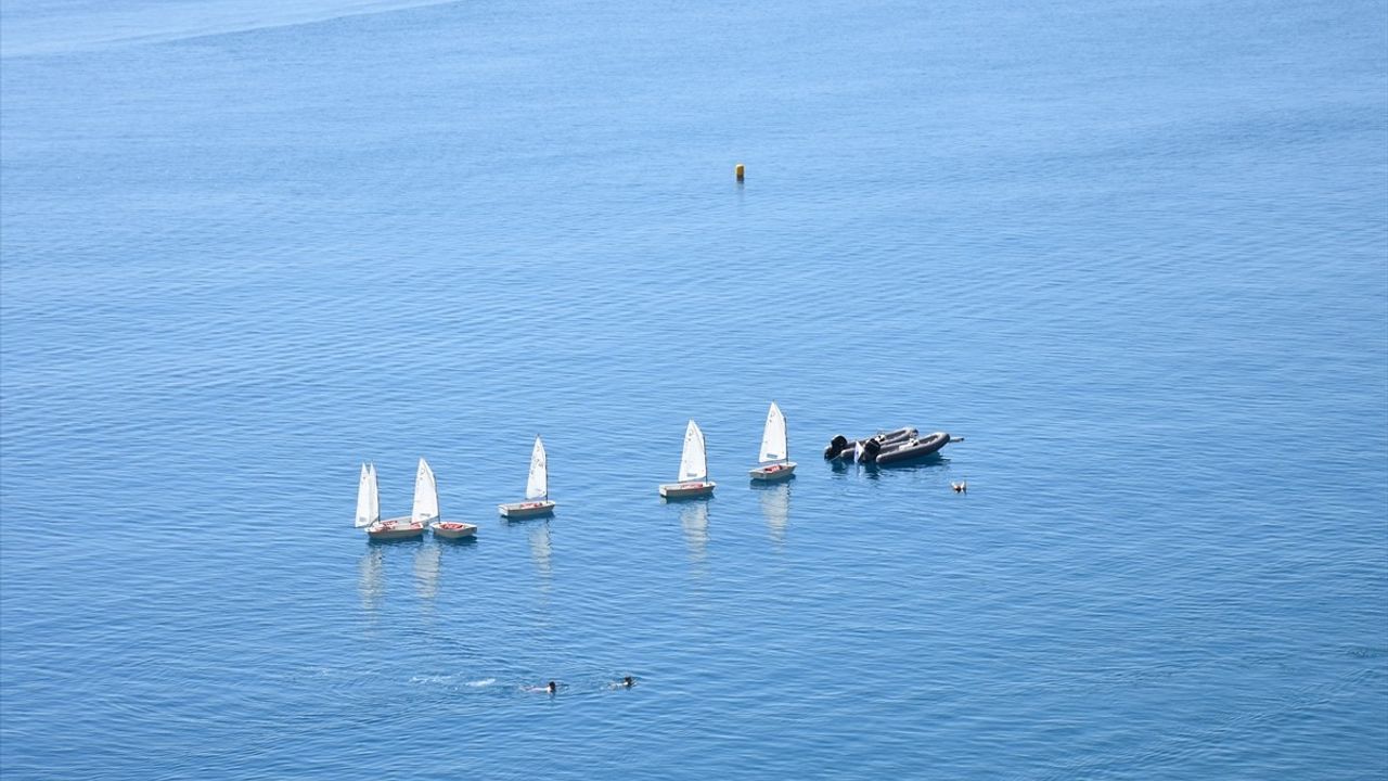 Antalya'da Güneşli Hava Sahilleri Canlandırdı