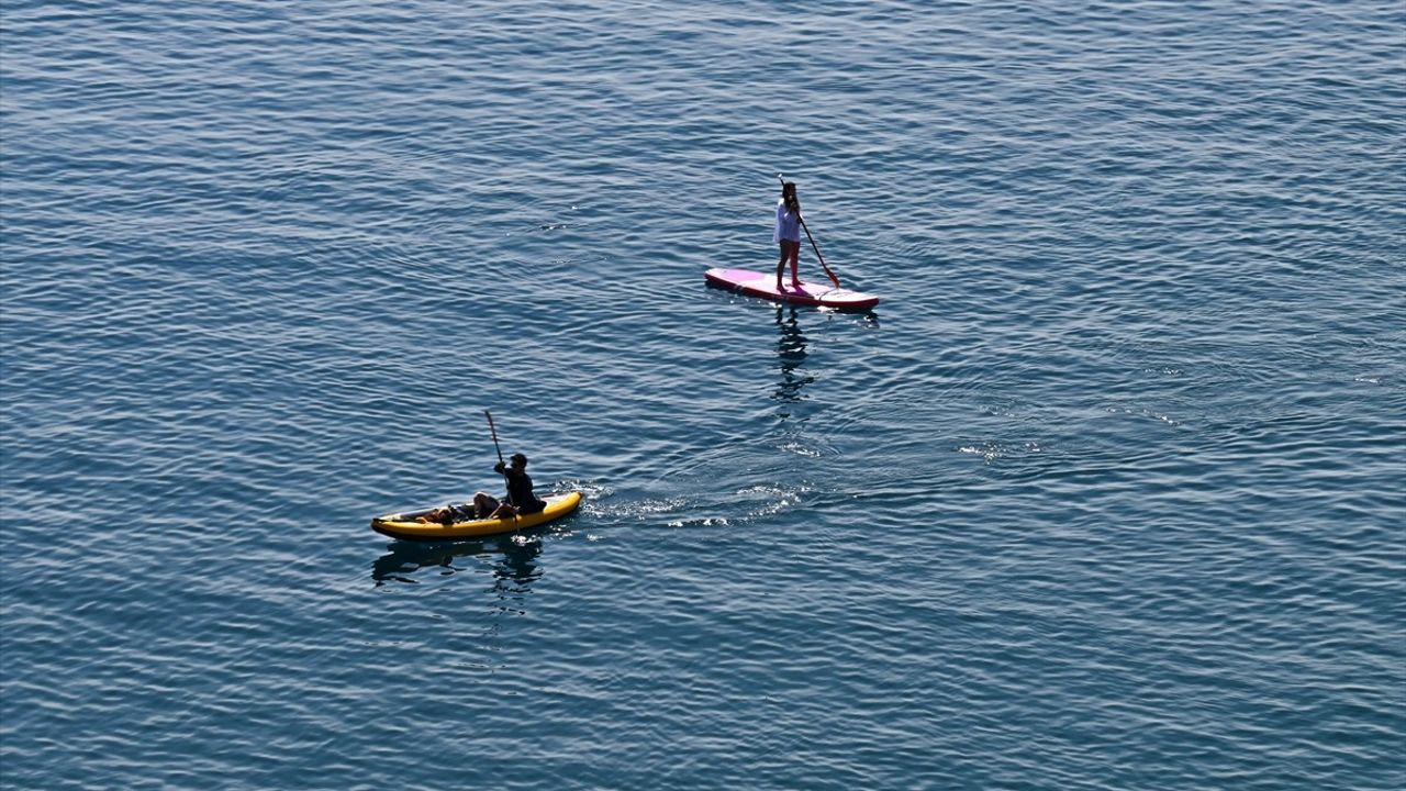 Antalya'da Güneşli Hava Yoğunluk Oluşturdu