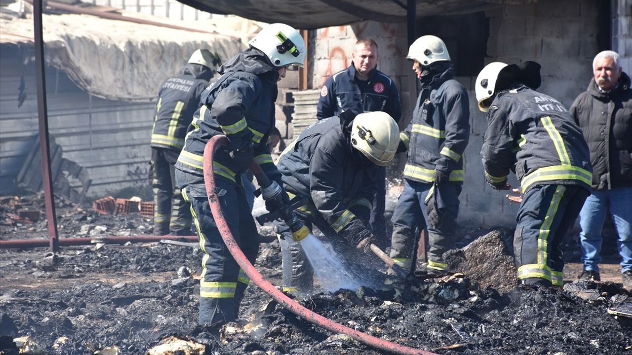 Antalya'da Hurda Deposunda Yangın Çıktı