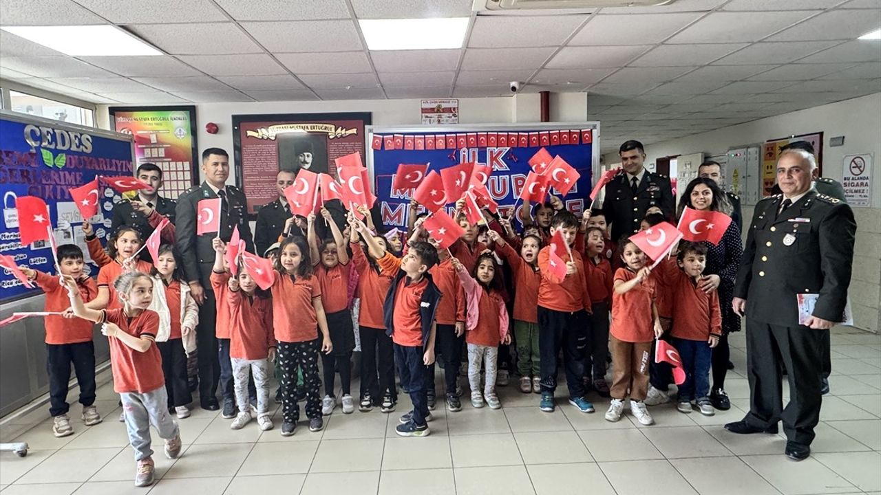 Antalya'da İlkokul Öğrencilerinden Mehmetçik'e Mektup Desteği