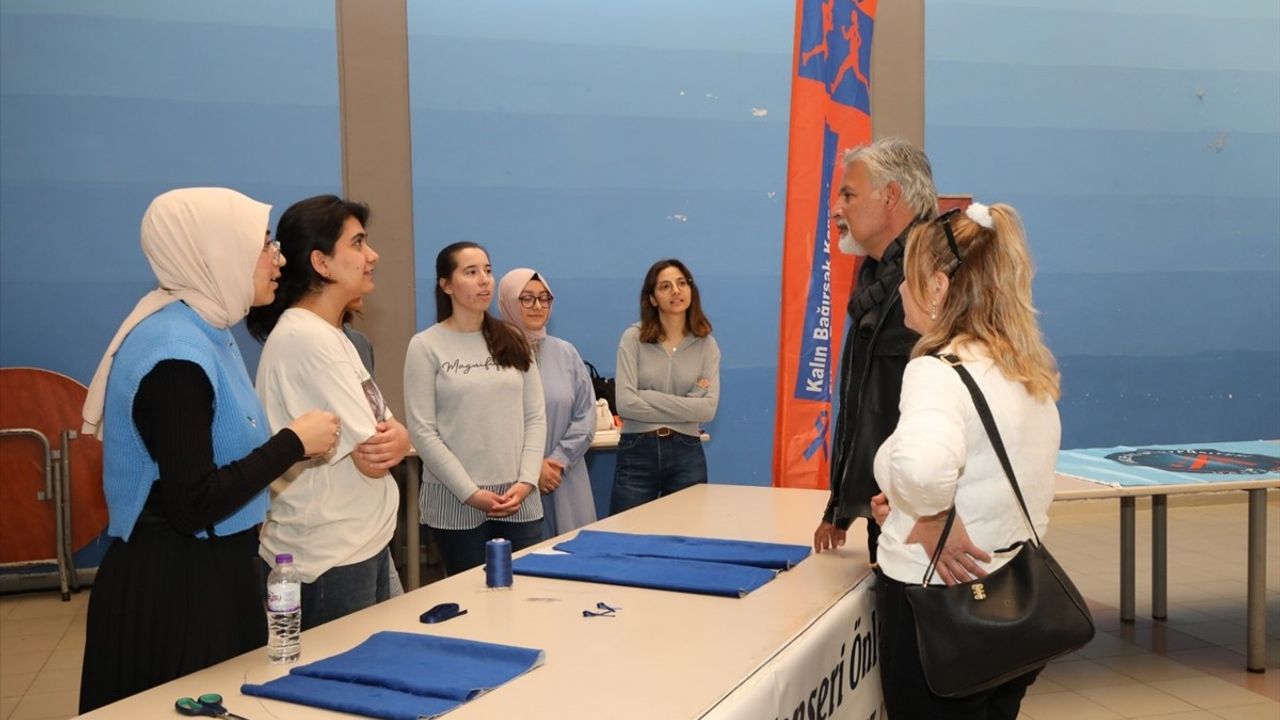 Antalya'da Kolon Kanseri Farkındalığı İçin 'Haydi Bir Dikiş De Sen At' Etkinliği Düzenlendi