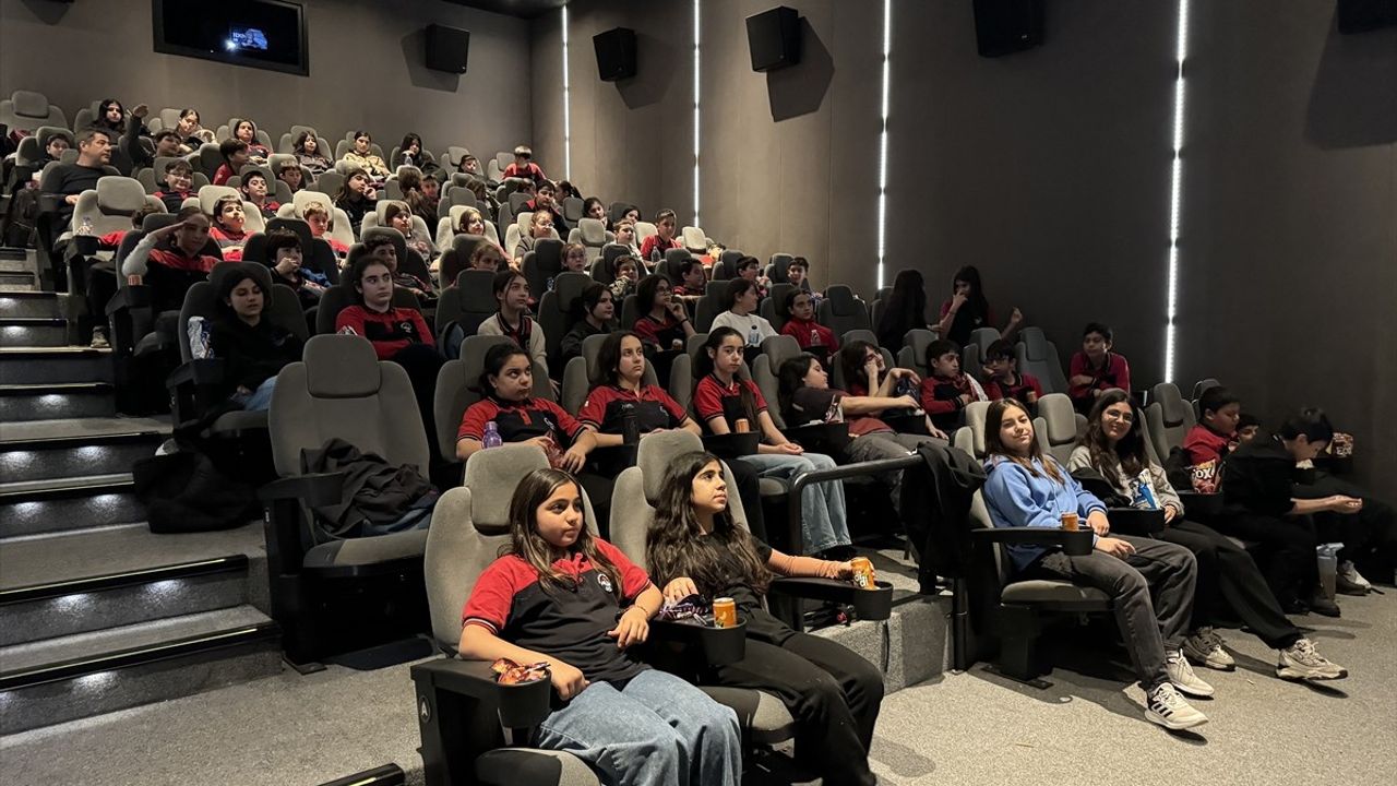 Antalya'da Öğrenciler 'Ufkun Ötesinde' Belgeselini İzledi