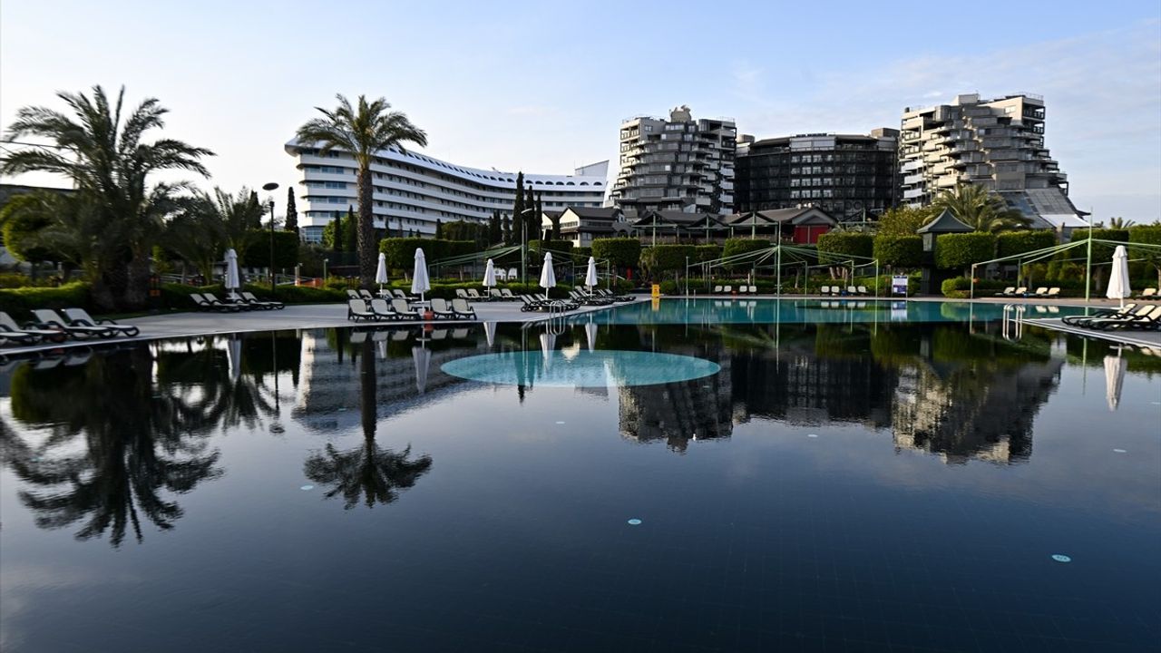 Antalya'da Oteller ve Mavi Bayraklı Plajlar Yeni Sezona Hazırlanıyor