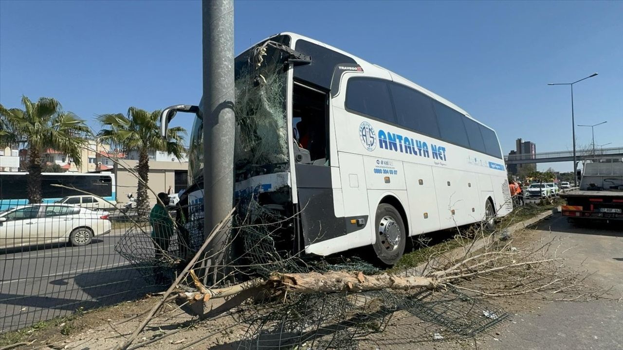Antalya'da Otobüs Kazasında 6 Kişi Yaralandı