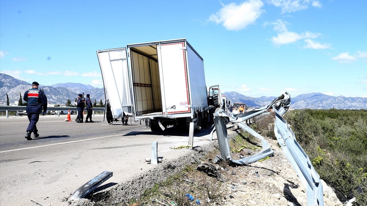 Antalya'da Otomobil ve Kamyonet Çarpıştı: 1 Ölü, 2 Yaralı