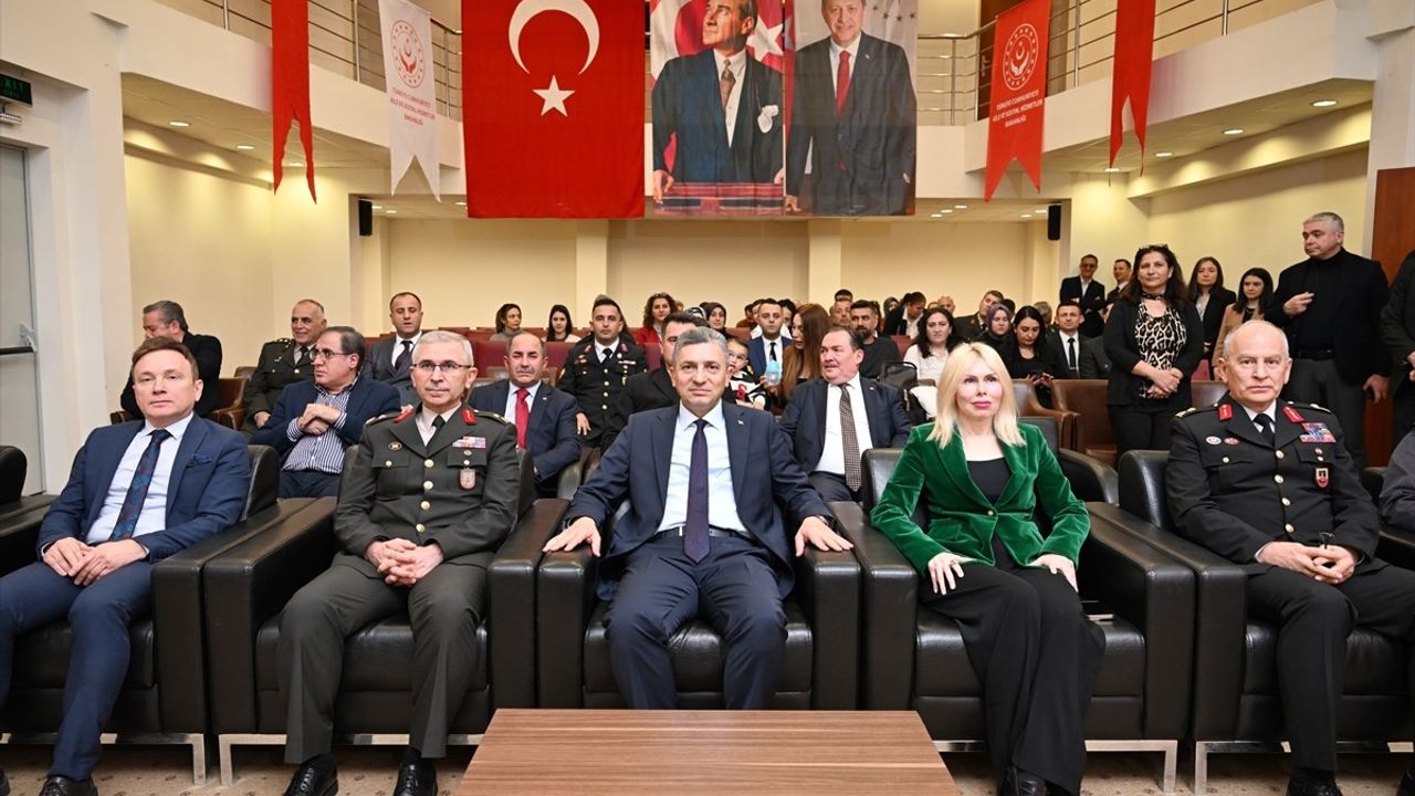 Antalya'da Şehit Aileleri ve Gazilere Devlet Övünç Madalyası Takdim Edildi