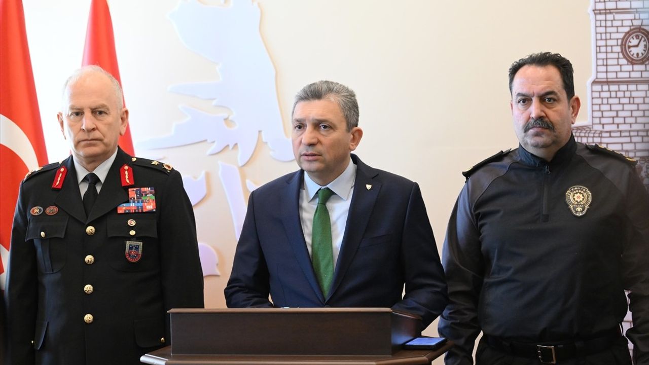 Antalya'da Sokak Etkinliklerine Sınırlama Getirildi