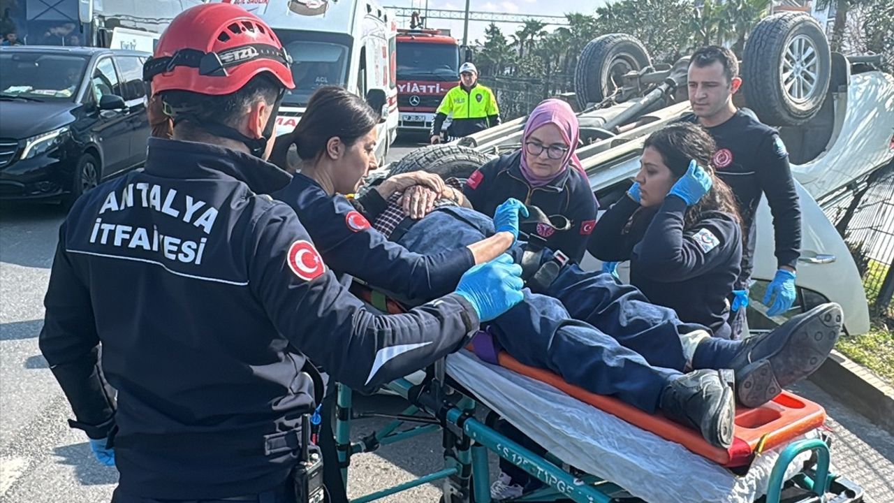 Antalya'da Ters Dönen Otomobilde Sıkışan Sürücü Kurtarıldı