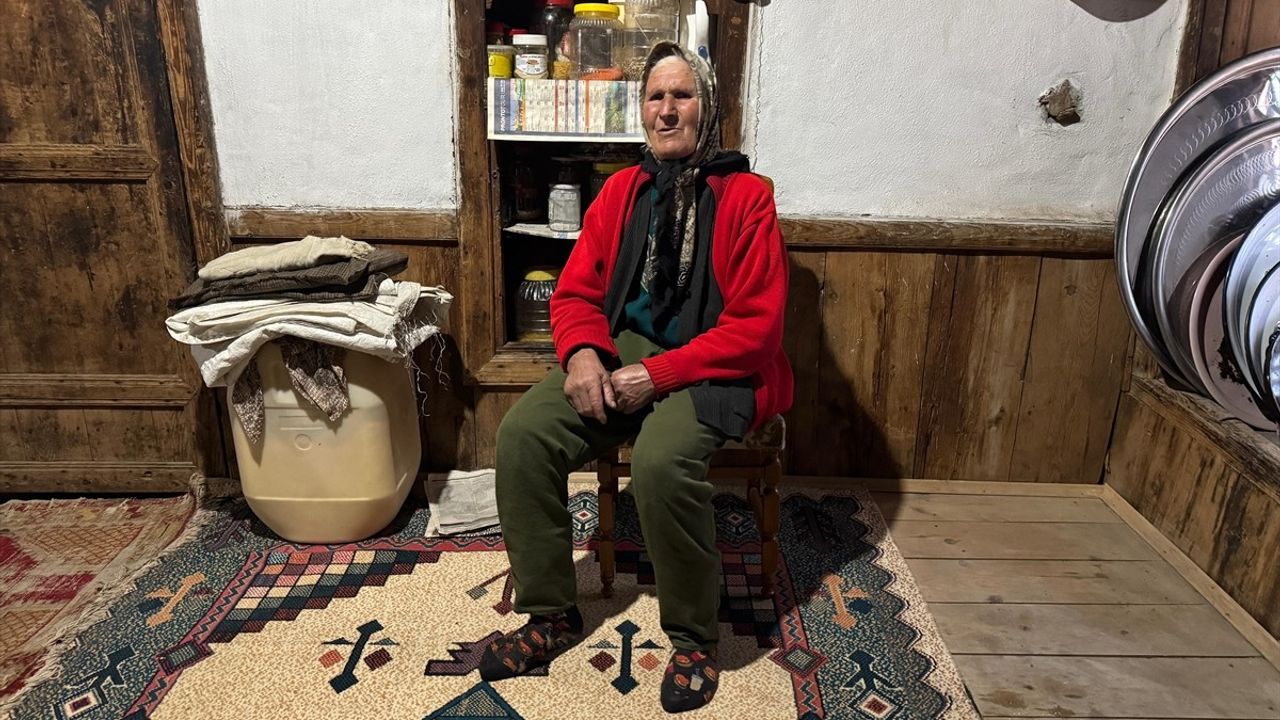 Antalya'da Üniversite Öğrencileri, Yalnız Kadının Evini Bayram İçin Temizledi