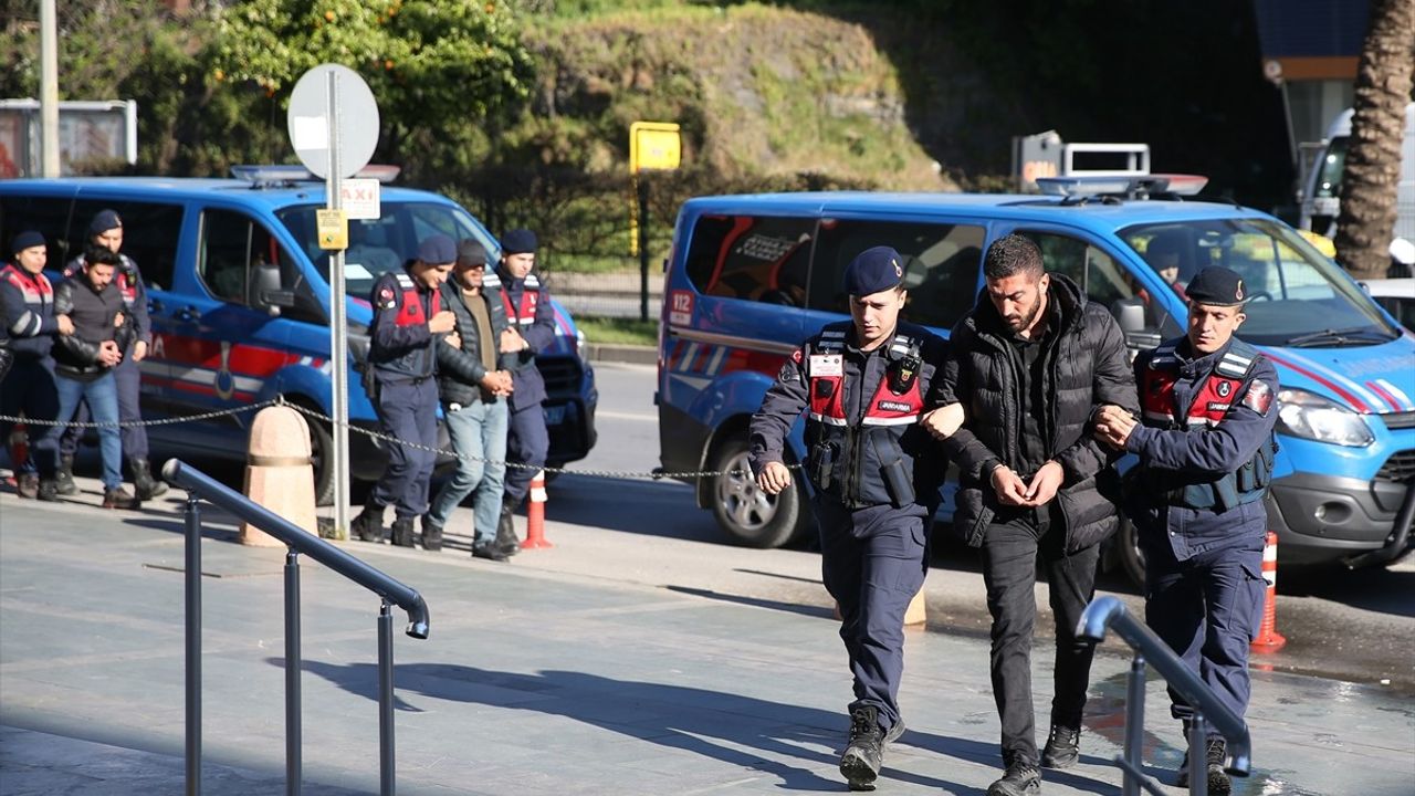 Antalya Merkezli Suç Örgütüne Yönelik Operasyonda Gözaltına Alınan 7 Kişi Adliyeye Sevk Edildi