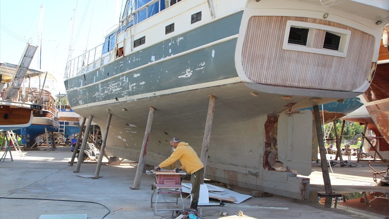 Antalya'nın Kaş İlçesinde Yaz Sezonu İçin Tur Tekneleri Hazırlanıyor