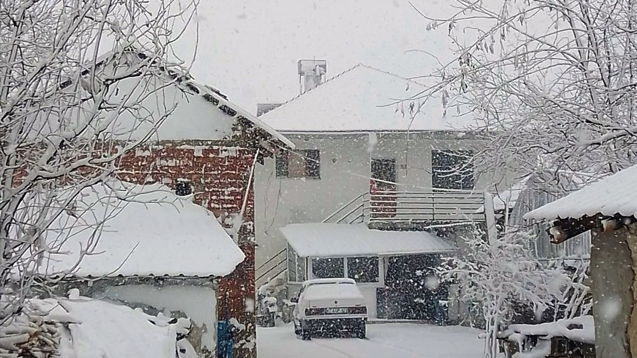 Antalya'nın Yüksek Kesimlerinde Kar Yağışı ve Ulaşımda Aksamalar