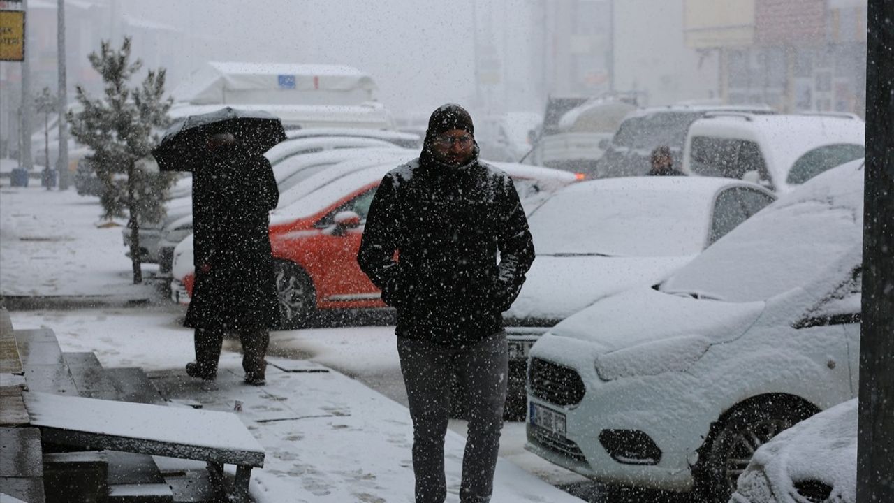 Ardahan'da Kar Yağışı Etkili Olmaya Devam Ediyor