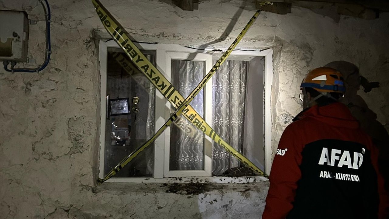 Ardahan'da Tek Katlı Toprak Ev Çöktü: 1 Yaralı