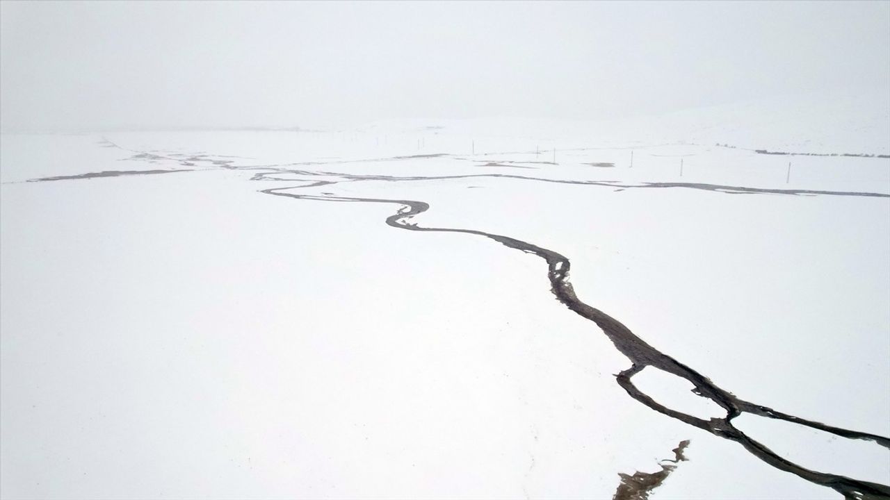 Ardahan'ın Göle Ovası'ndaki Karla Kaplı Menderesler Dron ile Görüntülendi