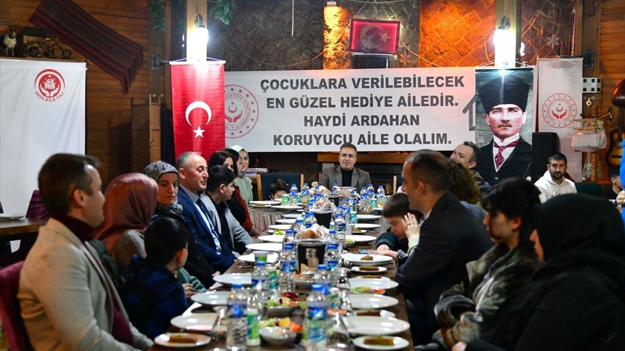 Ardahan Valisi Hayrettin Çiçek Koruyucu Ailelerle İftar Yemeğinde Buluştu