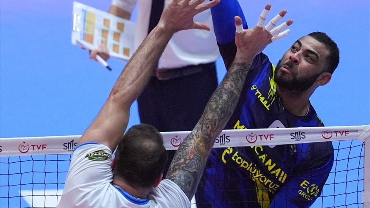 Arkas Spor, Fenerbahçe Medicana'yı Gerilim Dolu Maçta 3-2 Geçti
