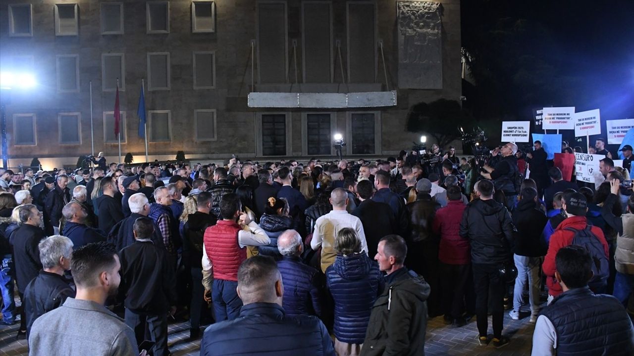 Arnavutluk'ta TikTok'un Erişimi Kapatıldı, Protestolar Yükseliyor