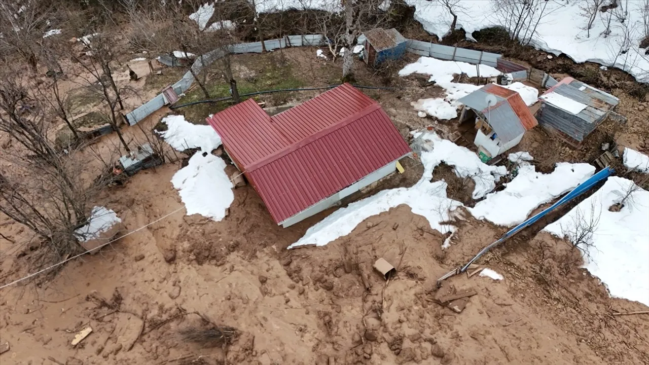 Artvin’de Heyelan: 1 Ev Yıkıldı, 2 Ev Ağır Hasar Aldı
