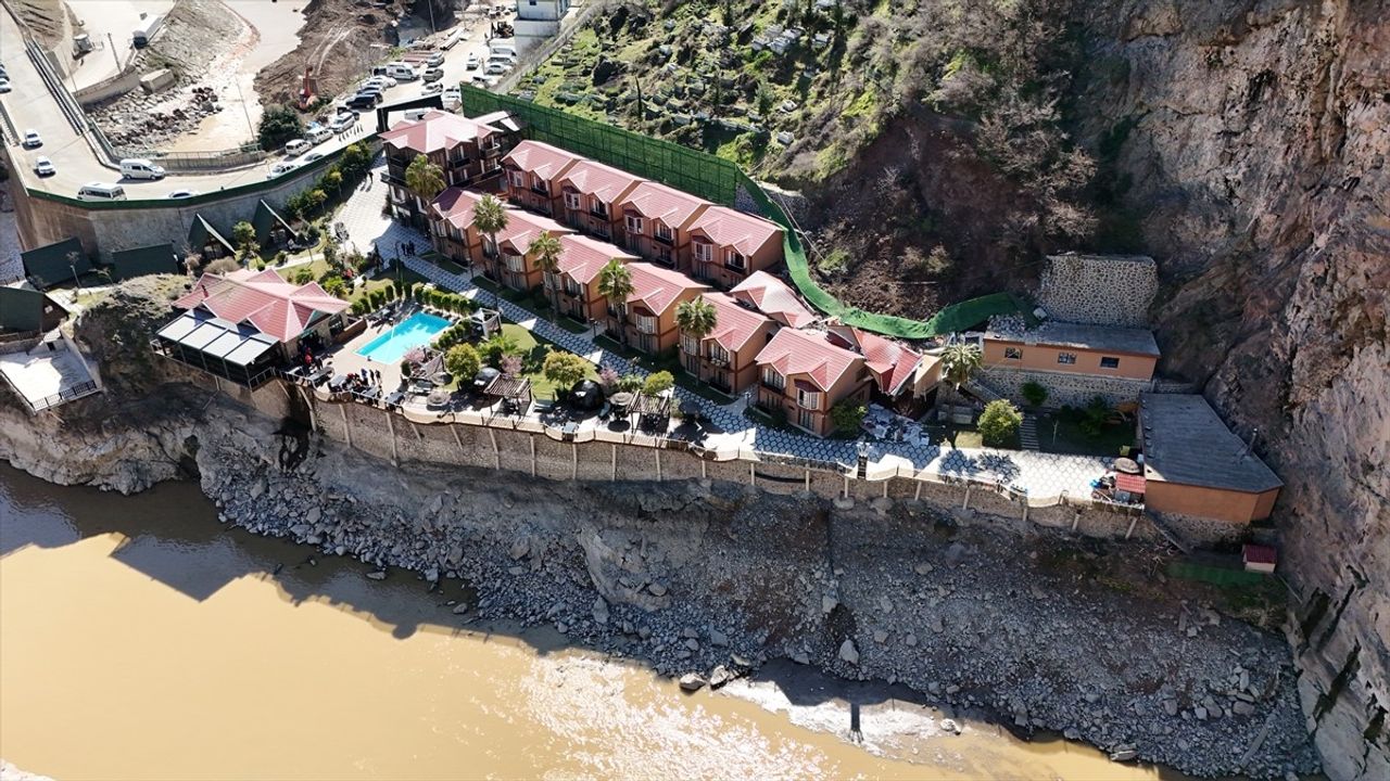 Artvin'de Heyelan Sonrası Turistik Tesisin Bazı Bölümleri Yıkıldı