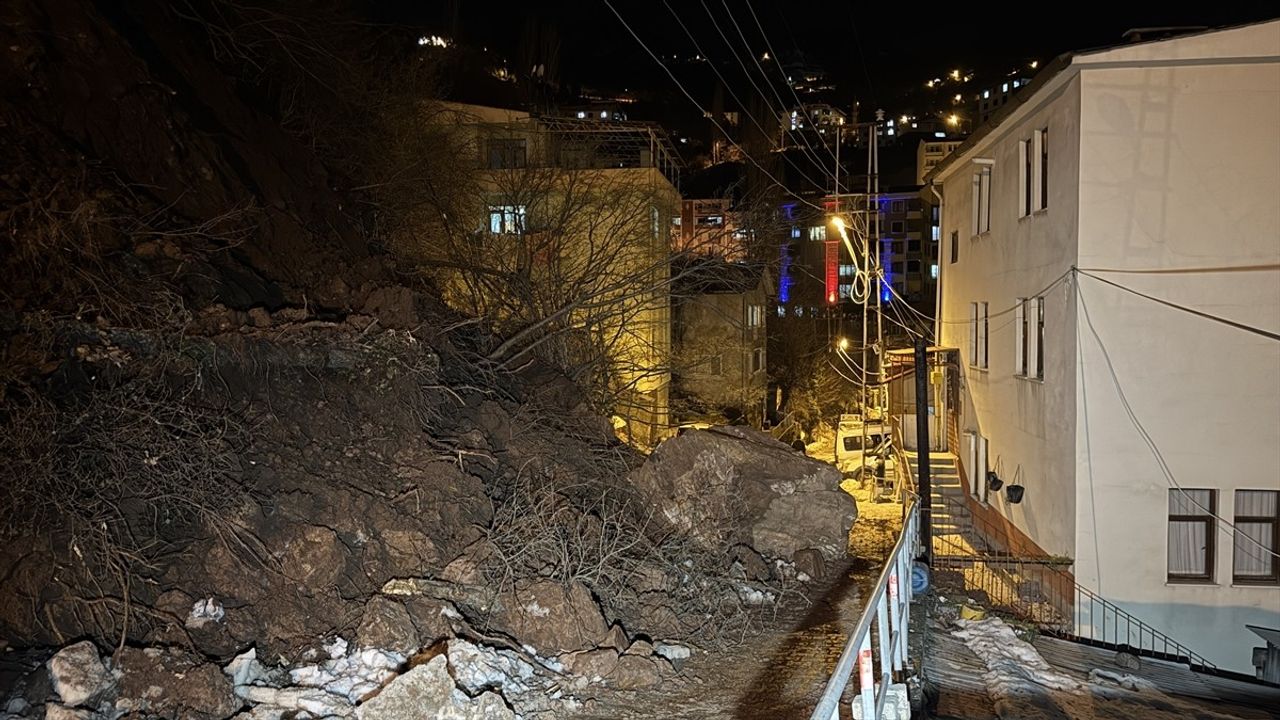 Artvin’de Heyelan Sonucu Mahalle Yolu Kapatıldı