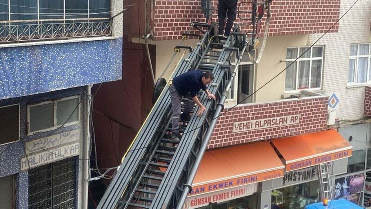 Artvin'de Yangın: 2'si Çocuk 4 Kişi Dumandan Etkilendi