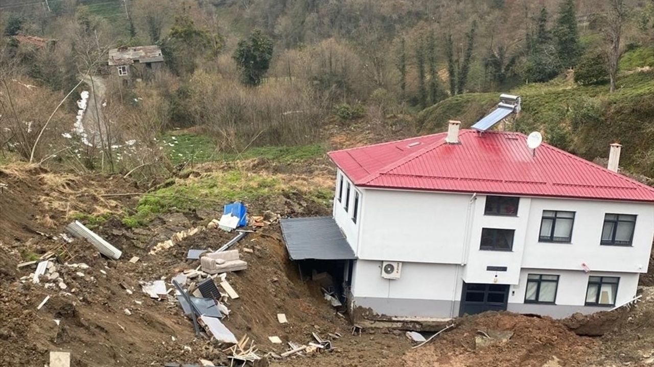 Artvin Hopa'da Heyelan: İki Katlı Ev 50 Metre Sürüklendi