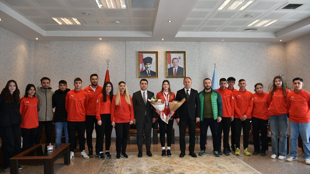 Avrupa İkincisi Milli Atıcı Damla Köse, Erzurum'da Çiçekle Karşılandı