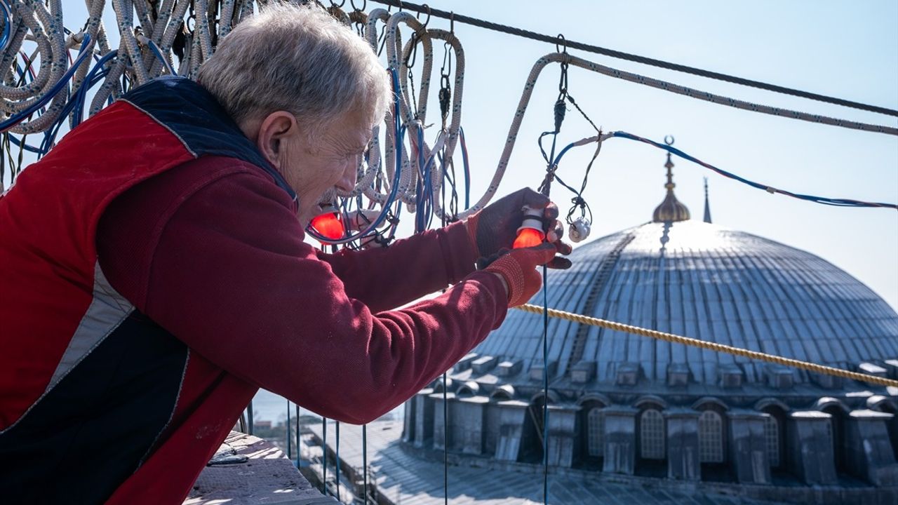 Ayasofya-i Kebir Camii'nde Mahya Bakımı Gerçekleştirildi