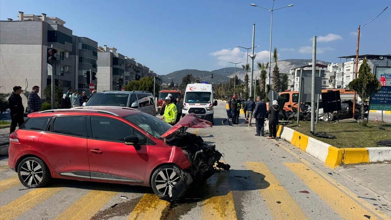 Aydın'da İki Otomobilin Çarpıştığı Kazada 1 Kişi Hayatını Kaybetti, 1 Kişi Yaralandı