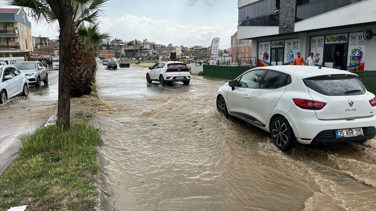 Aydın'da Patlayan Su Borusu Trafik Akışını Aksattı