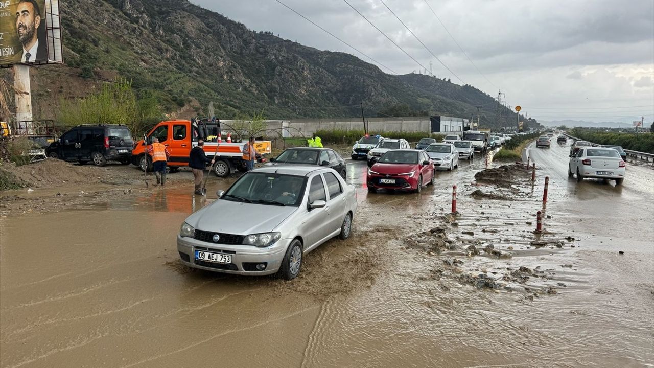 Aydın'da Toprak Kayması Sonrası Ulaşımda Aksamalar Yaşandı