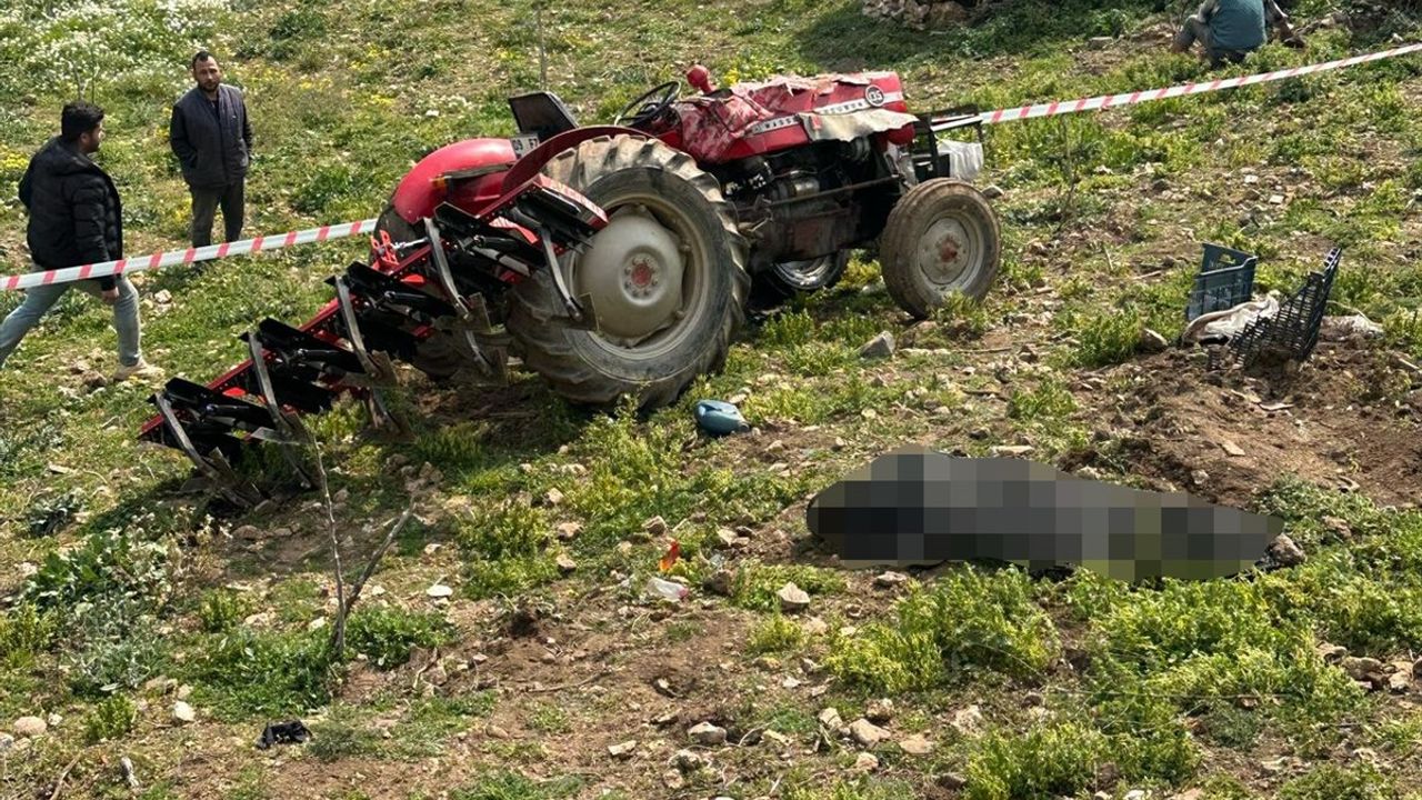 Aydın'da Traktör Devrildi: 65 Yaşındaki Sürücü Hayatını Kaybetti