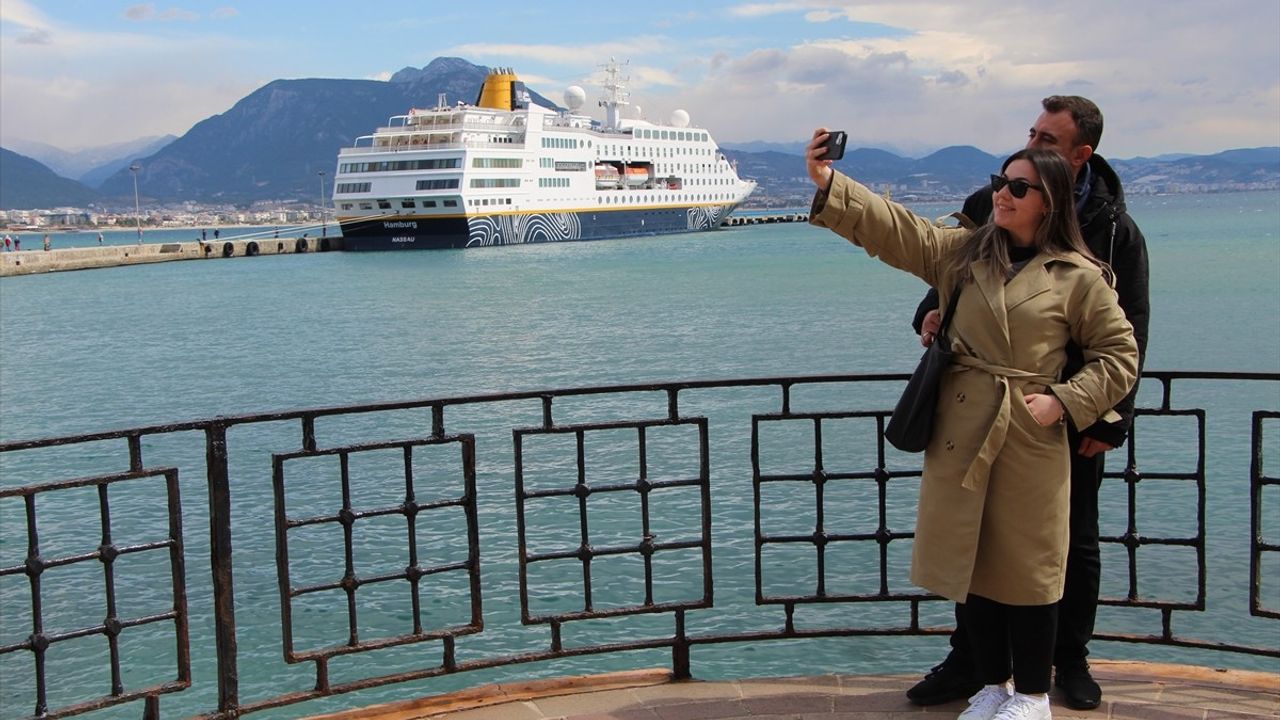 Bahama Bayraklı MS Hamburg Kruvaziyeri Alanya Limanı'na Demirledi