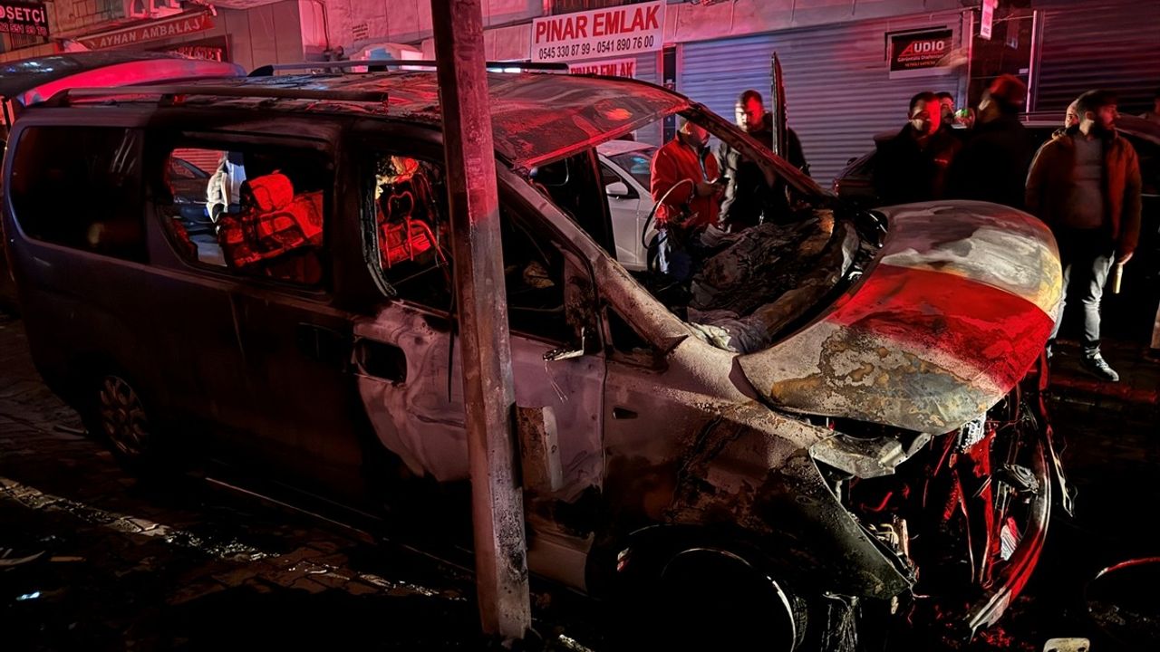 Bahçelievler'de Park Halindeki 6 Araç Yangında Kullanılamaz Hale Geldi