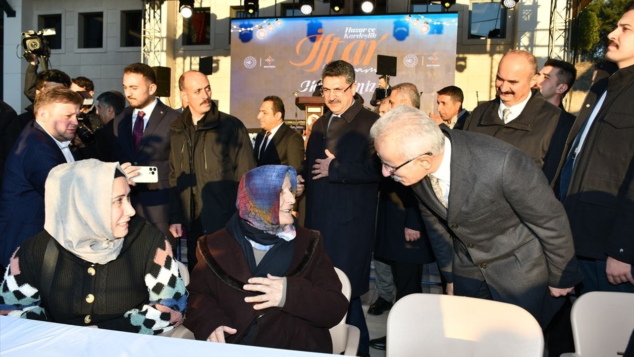 Bakan Abdulkadir Uraloğlu, Batman'da Huzur ve Kardeşlik İftar Programı'na Katıldı