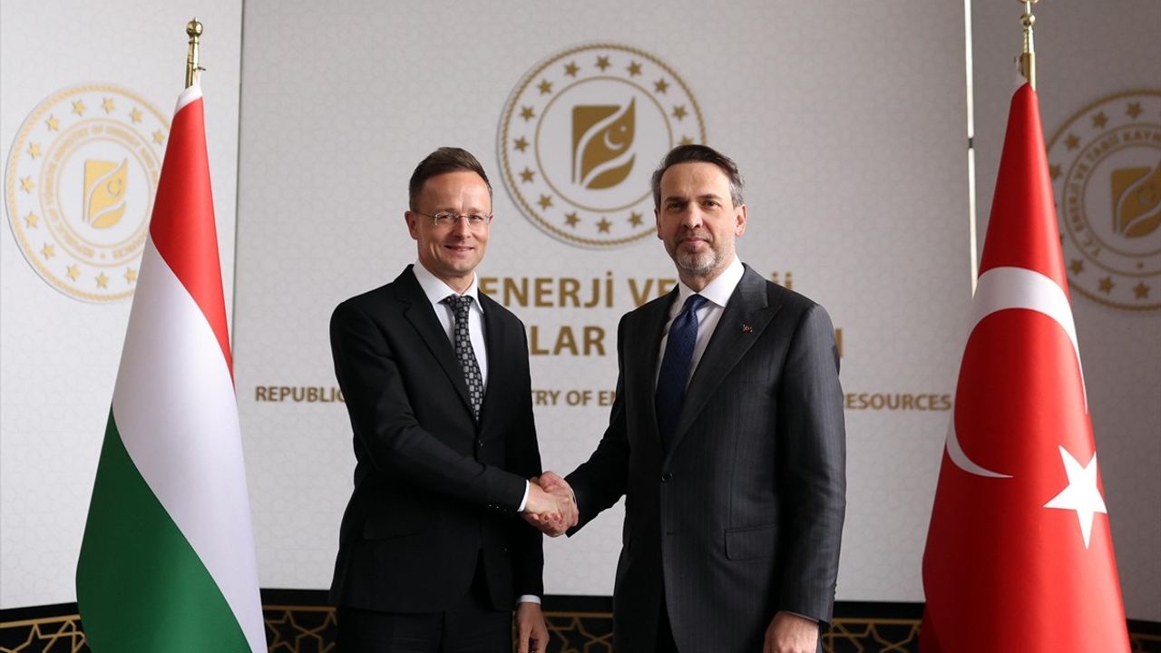 Bakan Bayraktar, Macaristan Dışişleri Bakanı Szijjarto ile Enerji İşbirliğini Görüştü