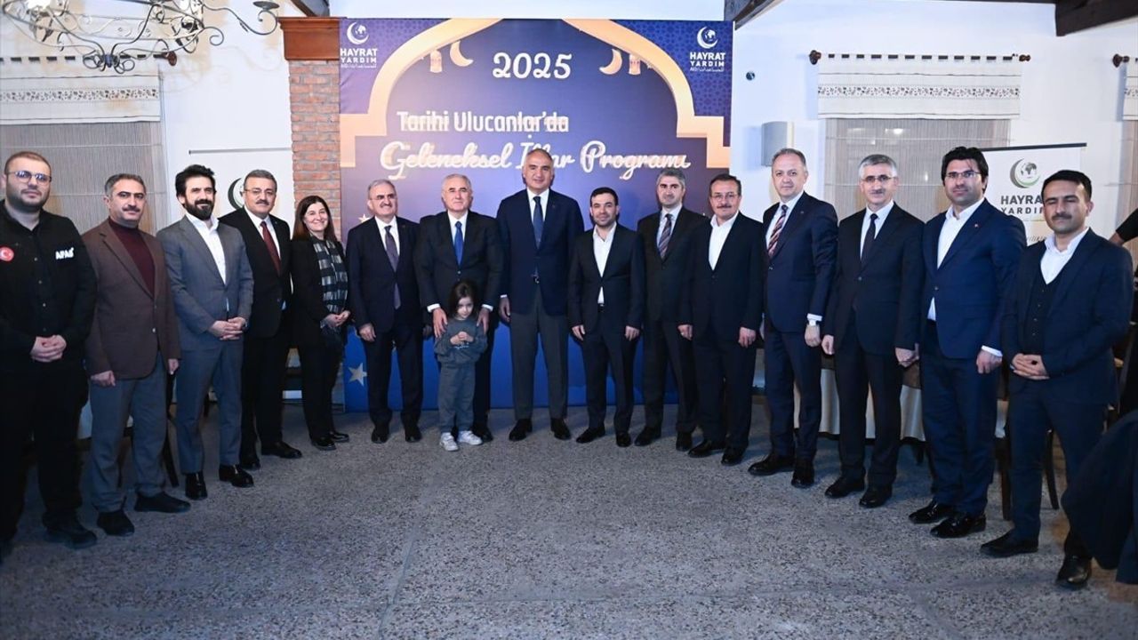 Bakan Ersoy, Hayrat Vakfı'nın İftar Programına Katıldı