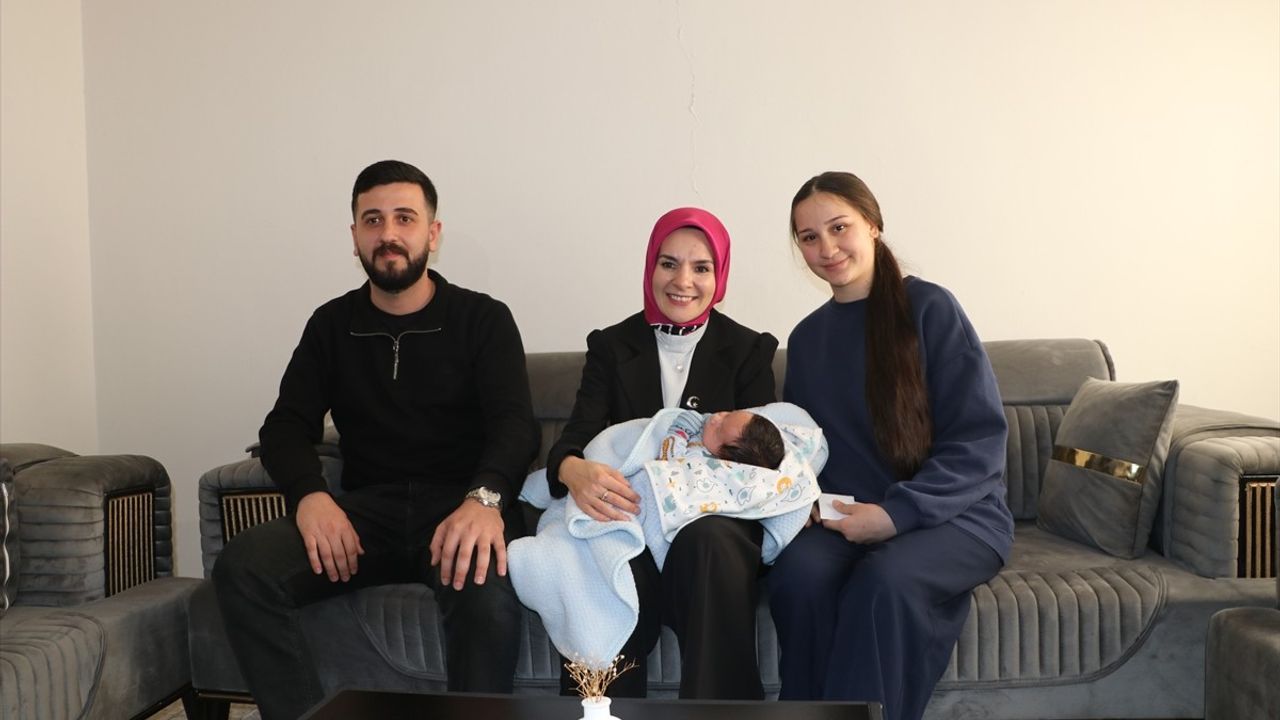 Bakan Göktaş, Aile ve Gençlik Fonu ile evlenen çifti ziyaret etti