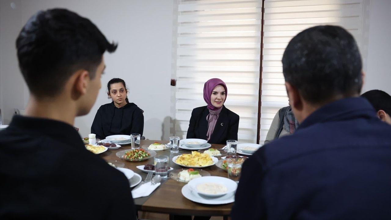 Bakan Göktaş, Depremzede Sınırgeç Ailesinin İftar Sofrasını Ziyaret Etti