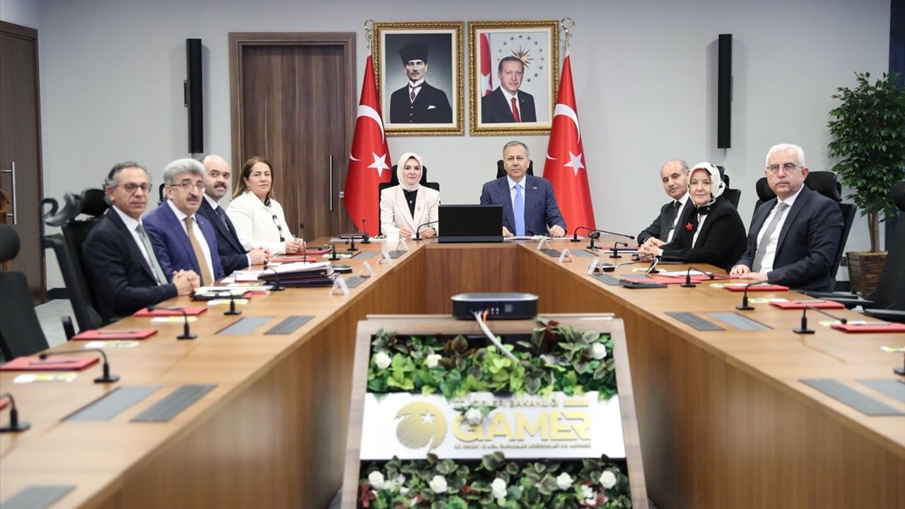 Bakan Göktaş, Valiler Toplantısı'nda Aileyi Güçlendirme Vurgusu Yaptı