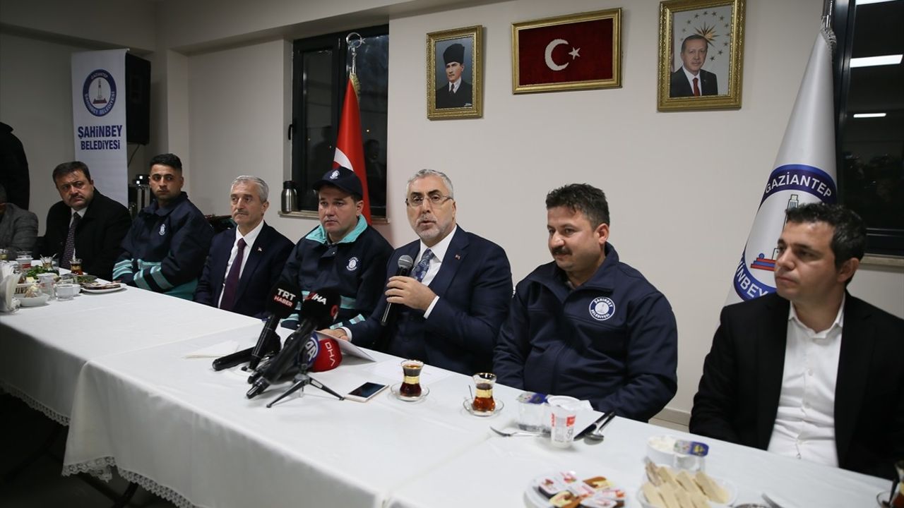 Bakan Işıkhan, Gaziantep'te İşçilerle Sahurda Bir Araya Geldi