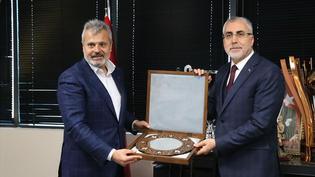 Bakan Işıkhan, Hatay'da İşçilerle İftar Yaptı