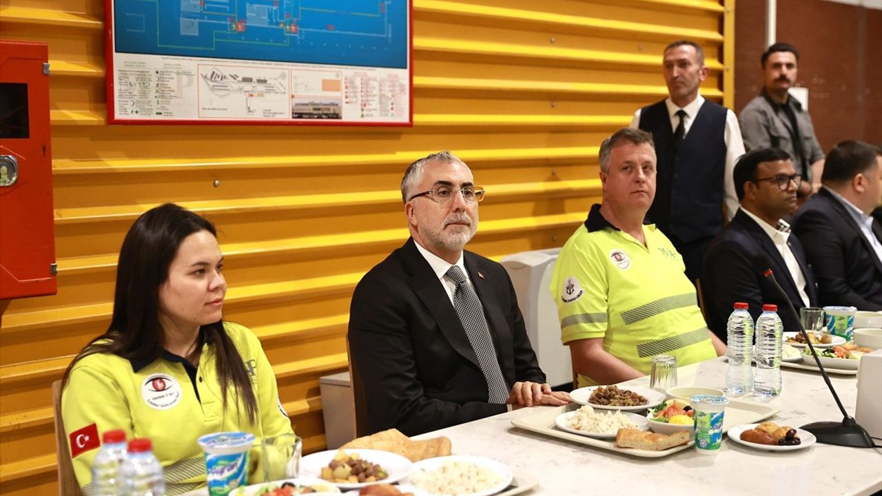 Bakan Işıkhan, Mersin Limanı'nda İftar Programında İşçilerle Bir Araya Geldi