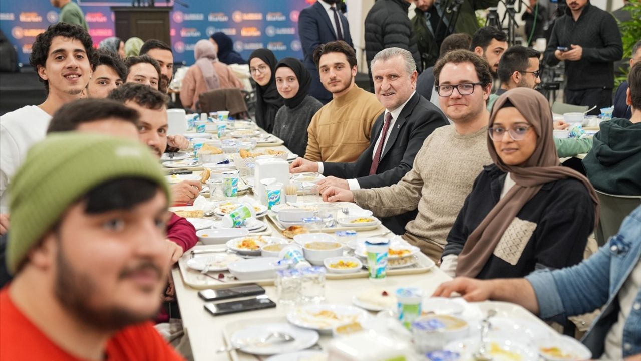 Bakan Osman Aşkın Bak, İbn Haldun Üniversitesi Öğrencileriyle İftar Yaptı