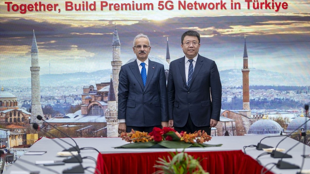 Bakan Uraloğlu, Barselona'daki Mobil Dünya Kongresi'nde Önemli Temaslarda Bulundu