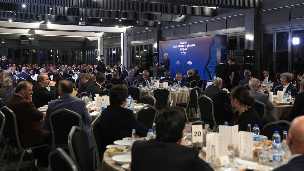 Bakan Uraloğlu, Trabzonlu İş ve Siyaset Dünyasıyla İftarda Buluştu