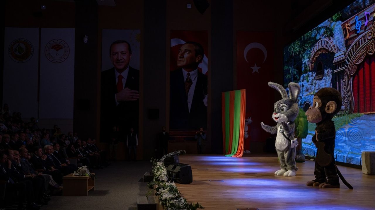 Bakan Yumaklı, Çocuk Müzikali Gala Gösterimini İzledi